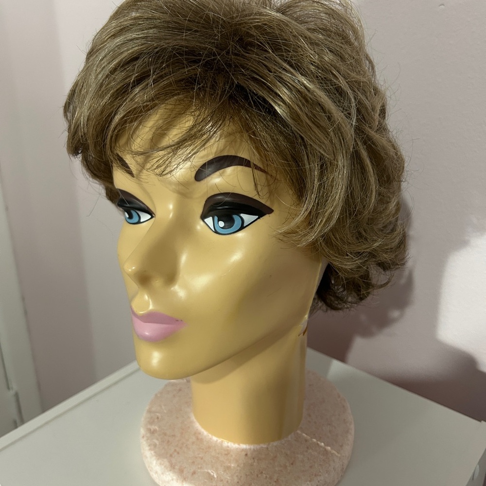 Gabor Layered Short Wavy Synthetic Wig Light Brown Blonde Classic Cap Flexlite